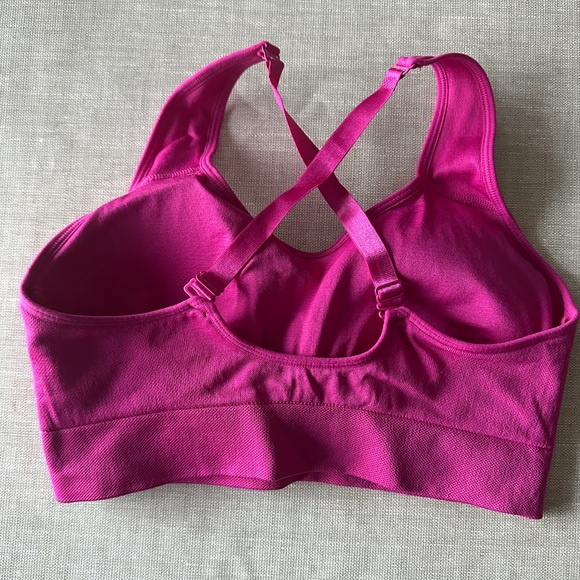 Puma Seamless Magenta Sports Bra – Size Large – Multi-Way Adjustable Straps - Picture 3 of 5